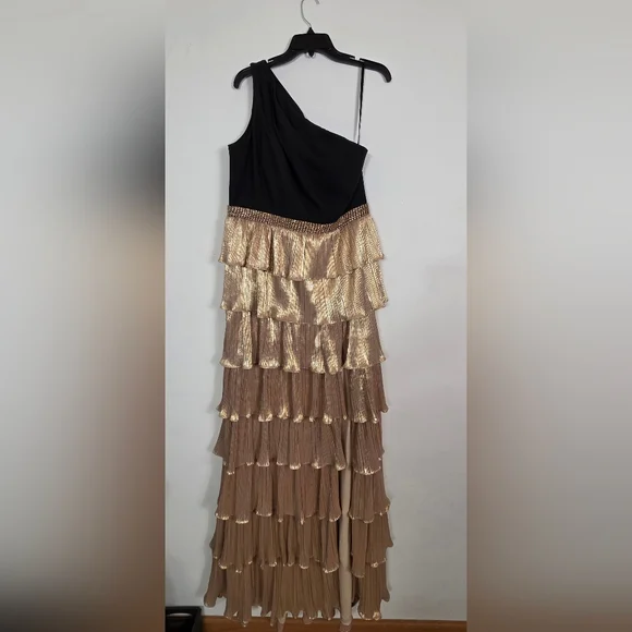 Mac Duggal 26541 One Shoulder Layered Metallic Ruffle Gown in Black/Gold Size 12 - Picture 3 of 10